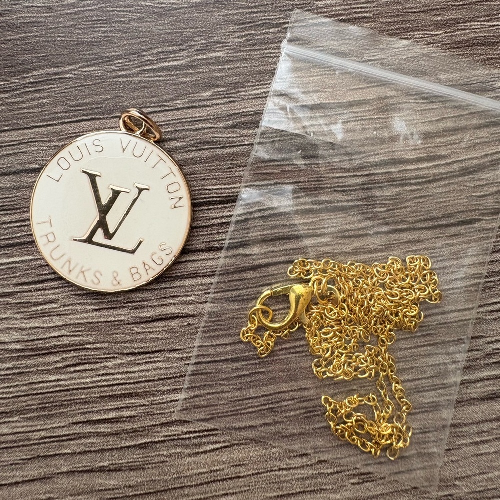 Charm with unbranded chain